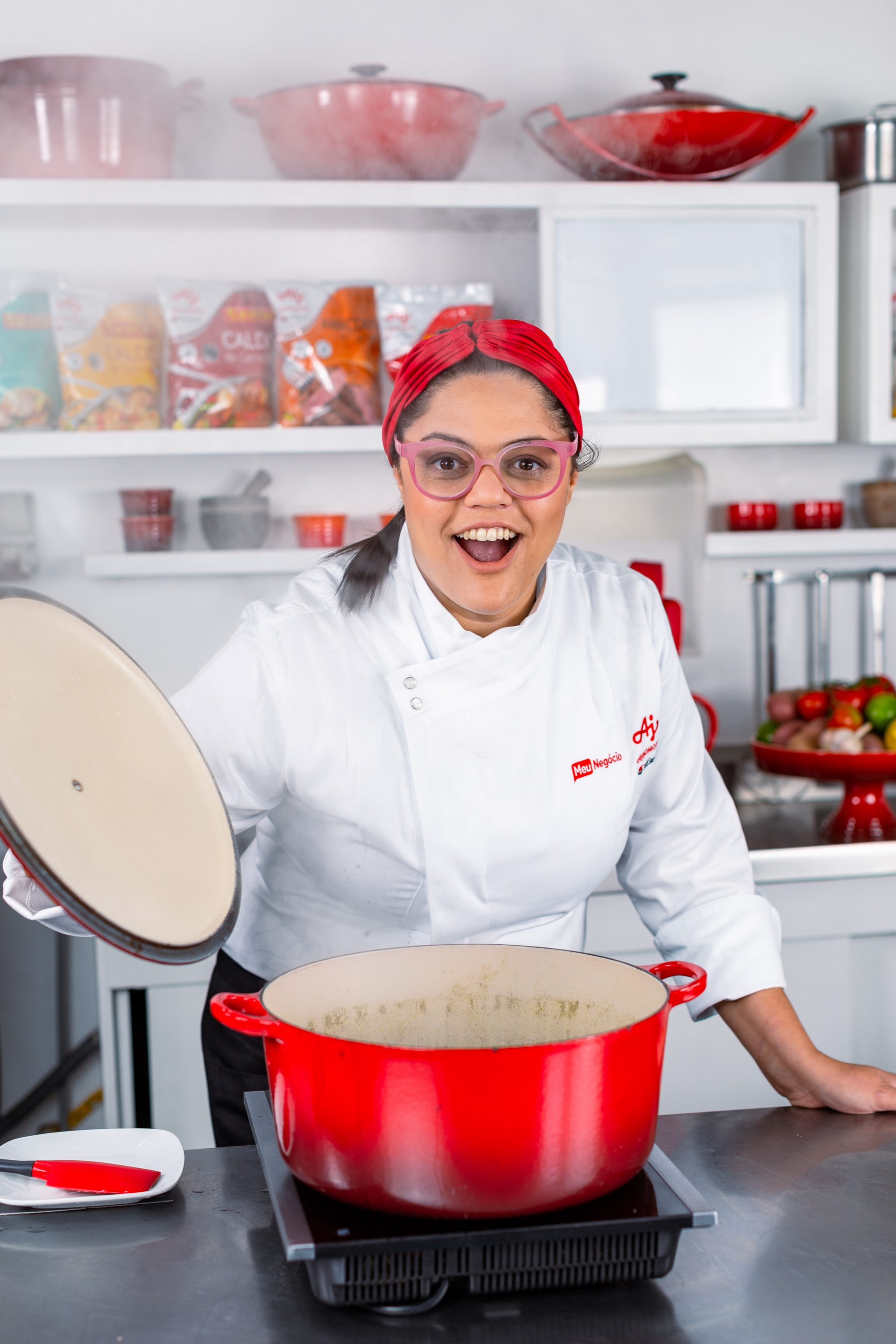 Imagem da chef de cozinha Dayse Paparoto, uma mulher segurando uma panela de comida